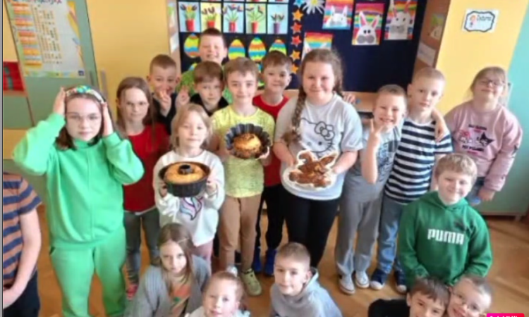 Uczniowie klasy II B piekli babki i babeczki  Wielkanocne