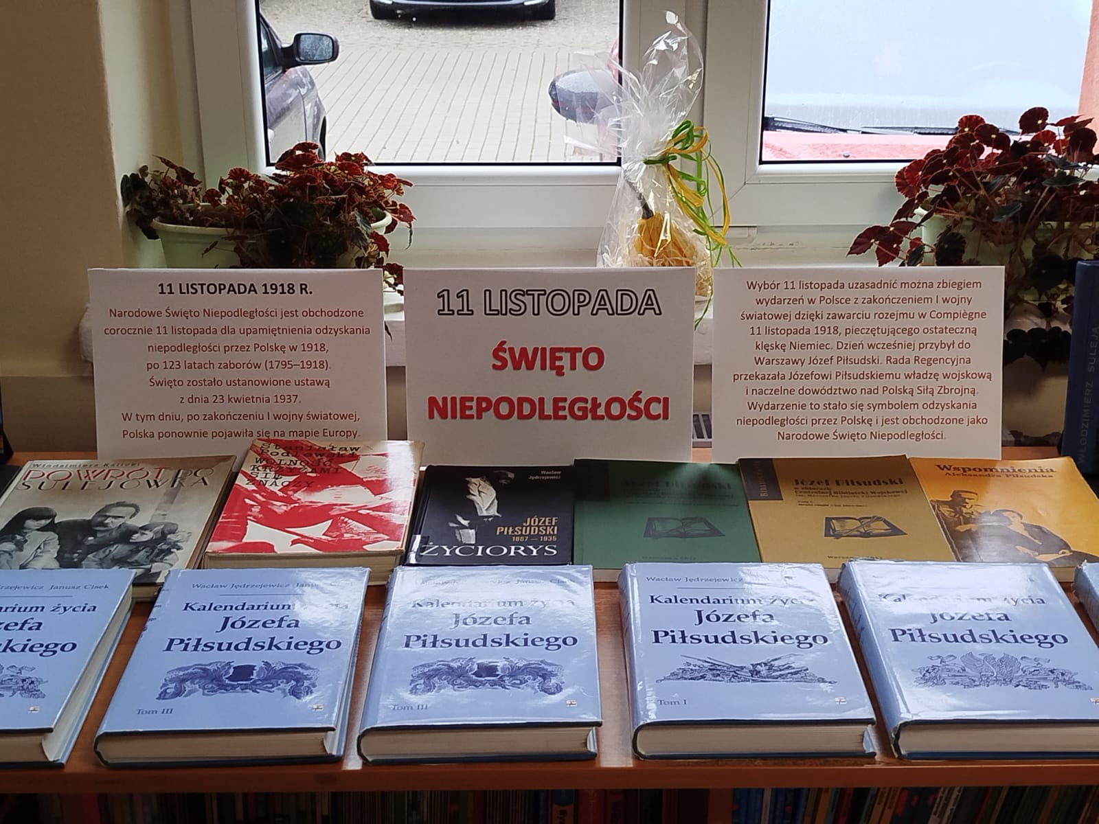Zapraszamy do biblioteki szkolnej na wystawę książek z okazji Narodowego Święta Niepodległości 11 listopada