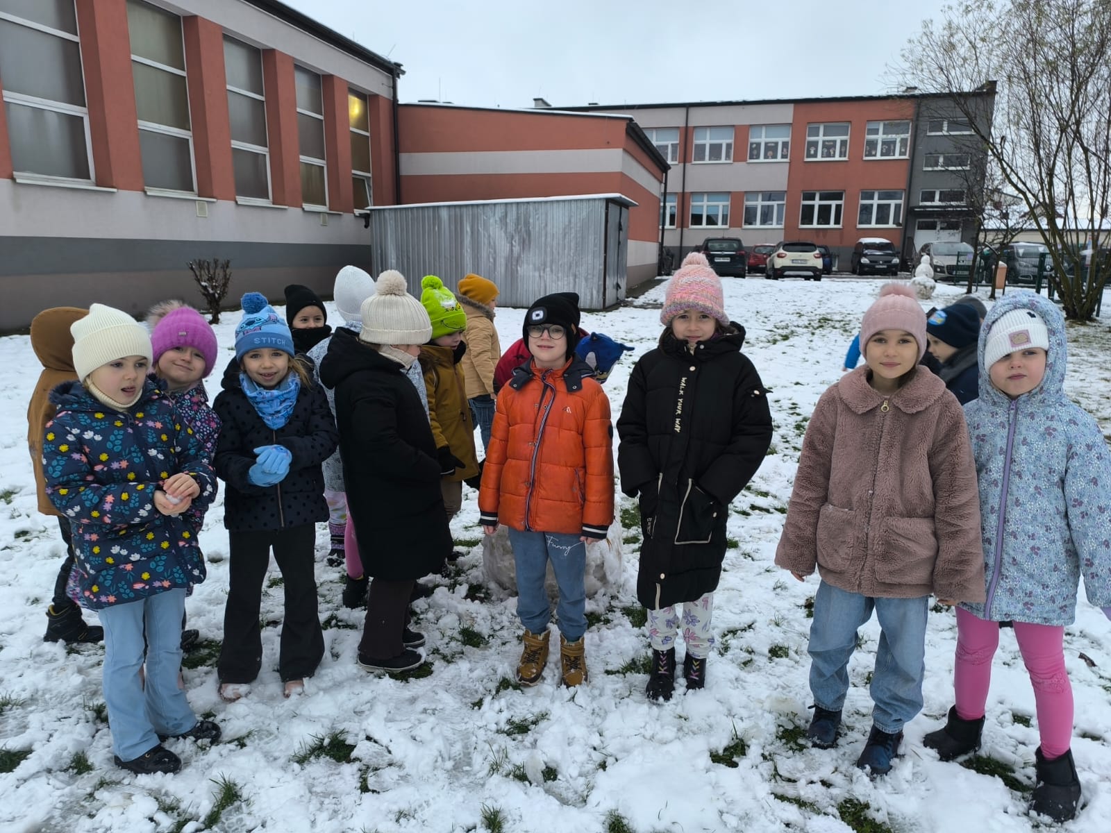 Klasa 1a na lekcji wychowania fizycznego w zimowej aurze