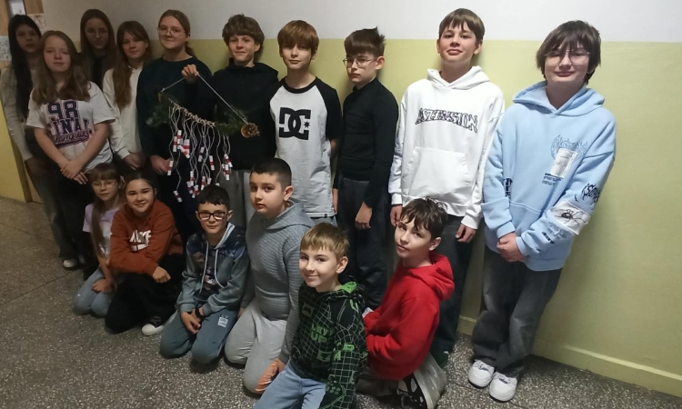 Uczniowie klasy 6c od 1grudnia rozpoczęli przygotowania do świąt