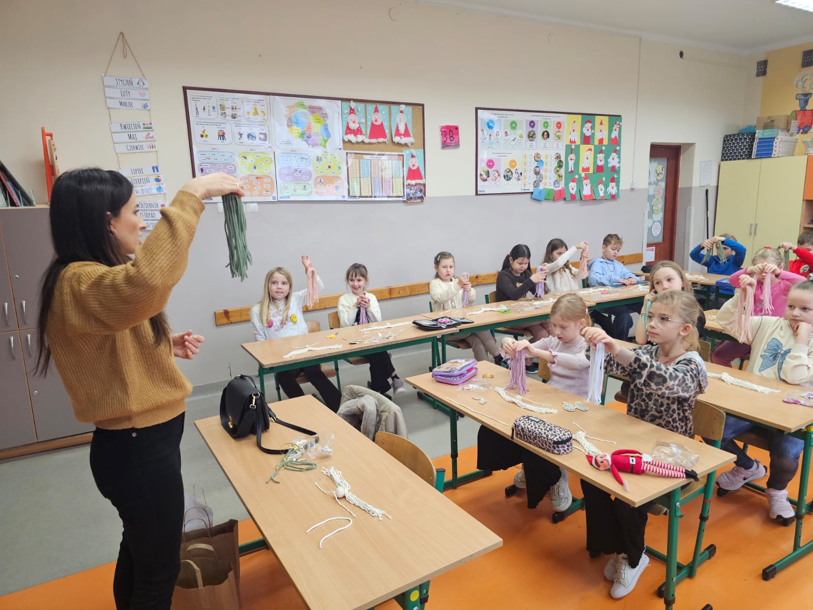 Uczniowie klasy 2c na warsztatach rękodzieła