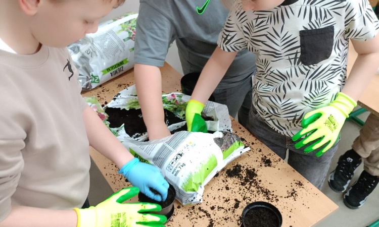 Klasa 3b z radością powitała pierwszy dzień wiosny 2026