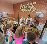 Uczniowie klasy 1c i 2c w dniu 25 marca uczestniczyli w wycieczce do Żarek